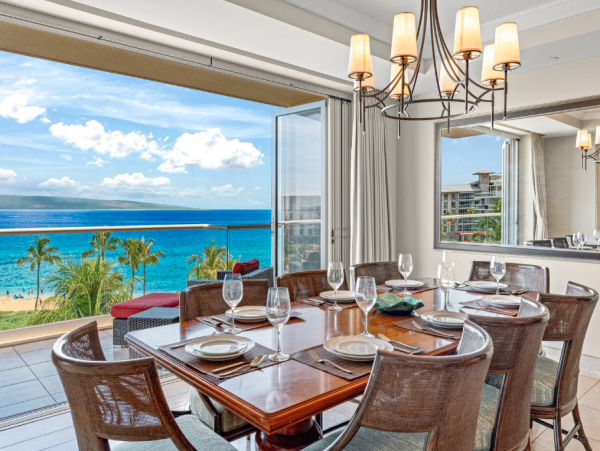 Gorgeous 6-Bedroom Retreat in Maui with Amazing Views